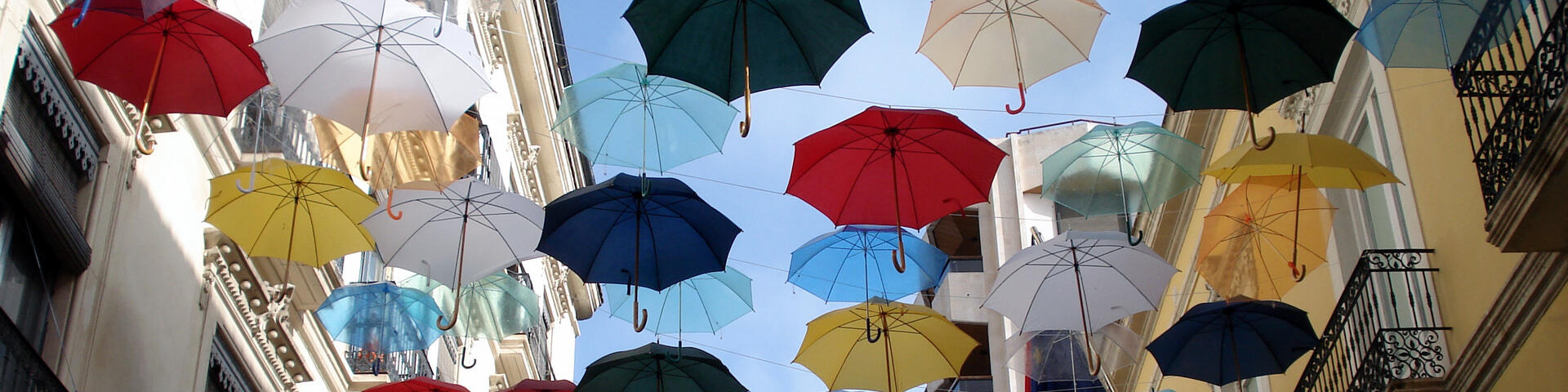 Regenschirme in der Straße, Alicante