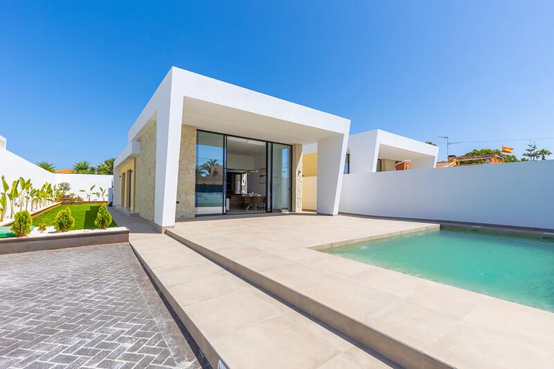 Villa en venta en Torrevieja, Alicante