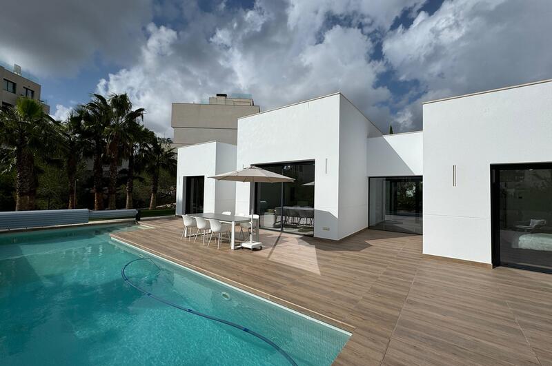 Villa for sale in Dehesa de Campoamor, Alicante