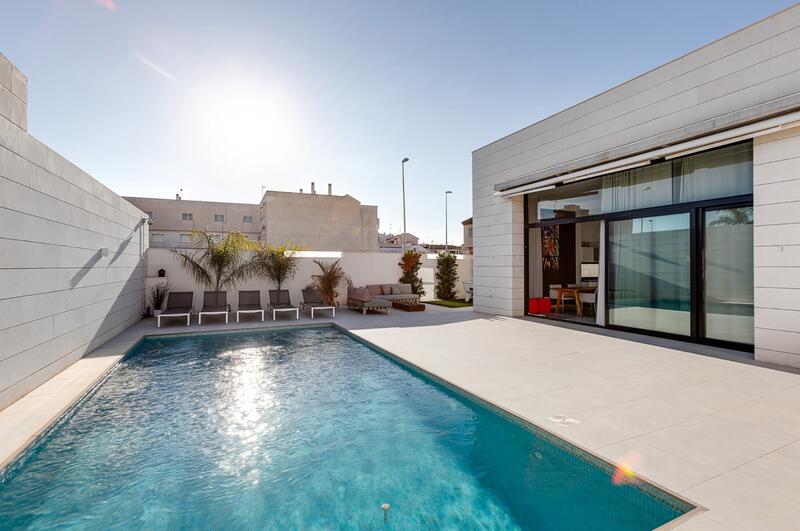 Villa for sale in Pilar de la Horadada, Alicante