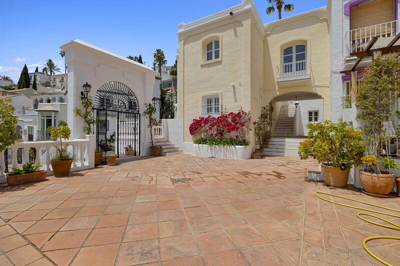 Villa for sale in Benahavis, Málaga