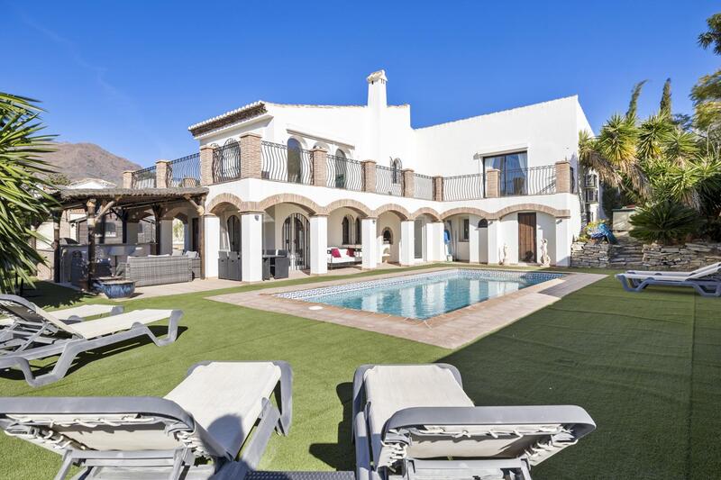 Villa for sale in Estepona, Málaga