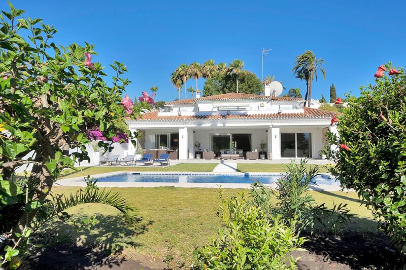 Villa for sale in El Paraiso, Málaga