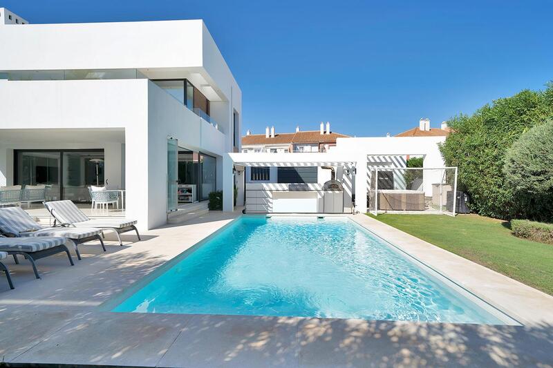 Villa for sale in Estepona, Málaga