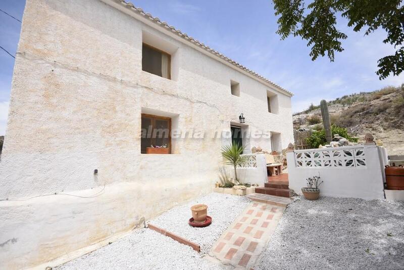 Деревенский Дом продается в Oria, Almería