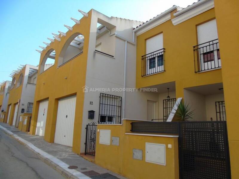 Rekkehus til salgs i Fines, Almería