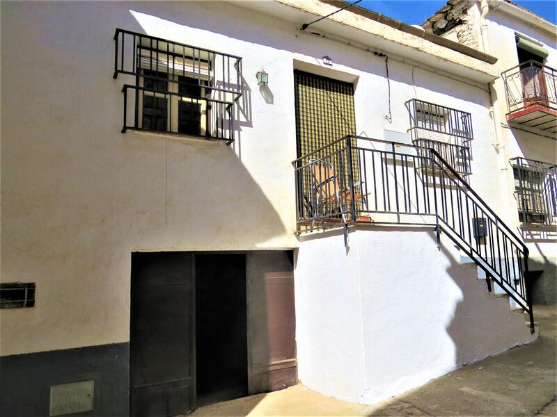 Townhouse for sale in Yator, Granada