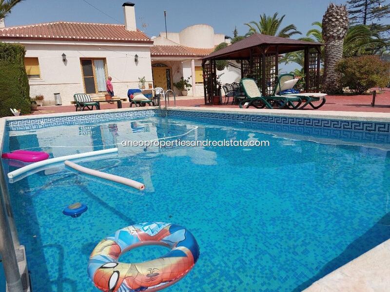Villa en venta en Monóvar, Alicante