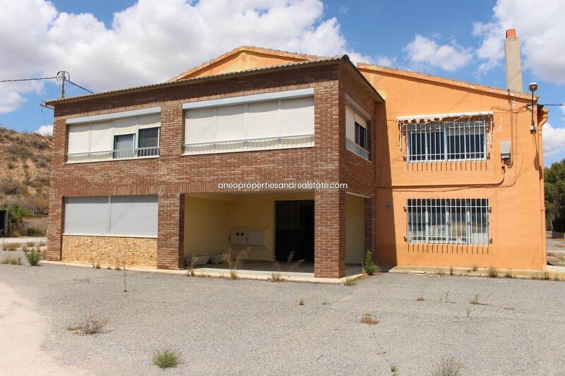 Villa en venta en Monóvar, Alicante