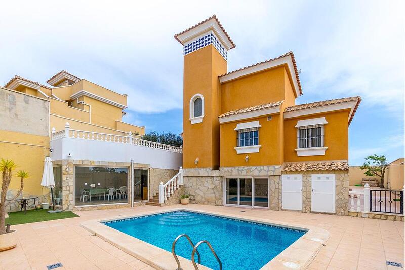 Villa til salg i Orihuela Costa, Alicante