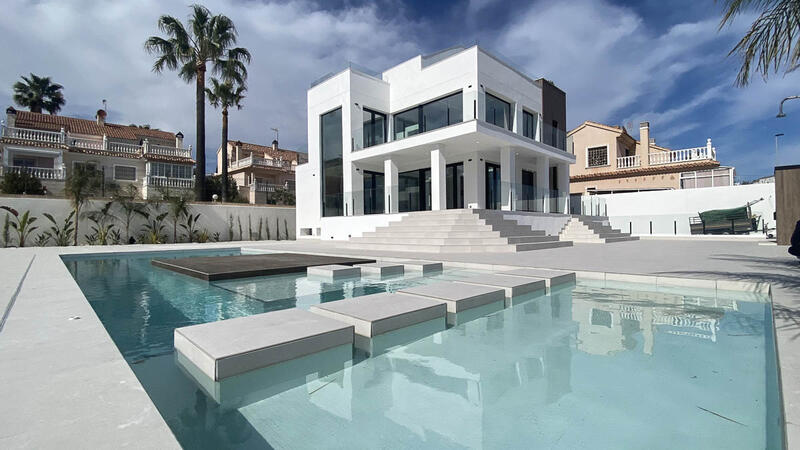 Villa til salgs i Torrevieja, Alicante