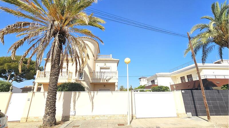 Villa til salg i Cabo Roig, Alicante