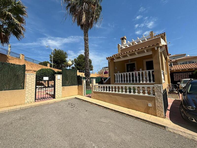 Villa en venta en Villamartin, Alicante