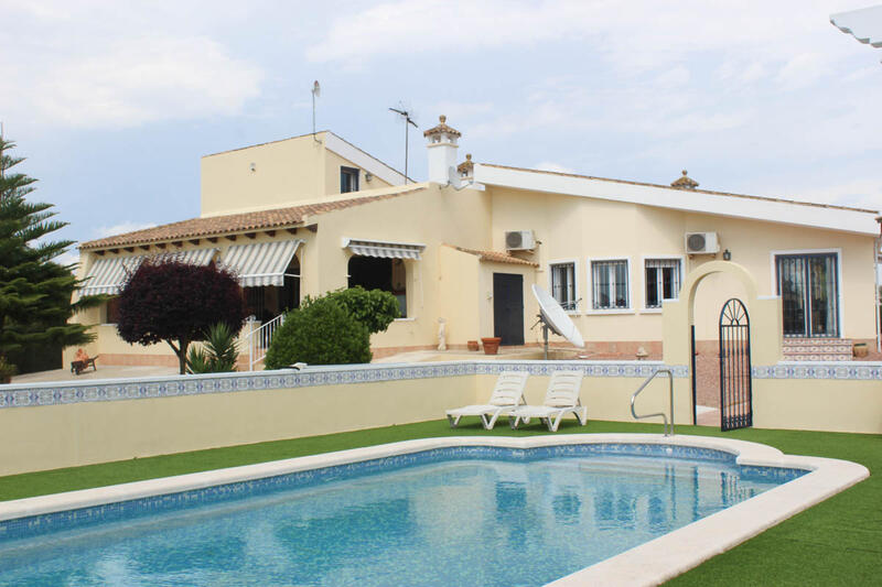 Country House for sale in Almoradí, Alicante