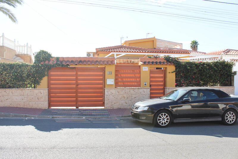 Villa à vendre dans Torrevieja, Alicante