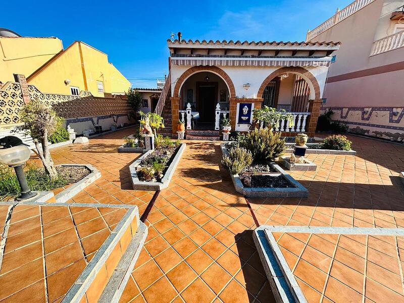 Villa en venta en Torrevieja, Alicante