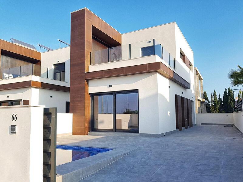 Villa til salg i Daya Nueva, Alicante