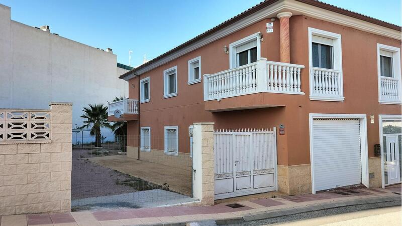 Gezinswoning Te koop in Sax, Alicante