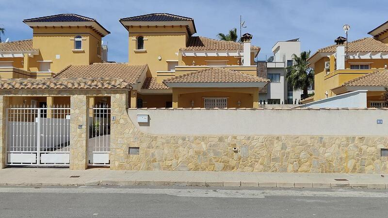 4 Cuarto Villa en venta