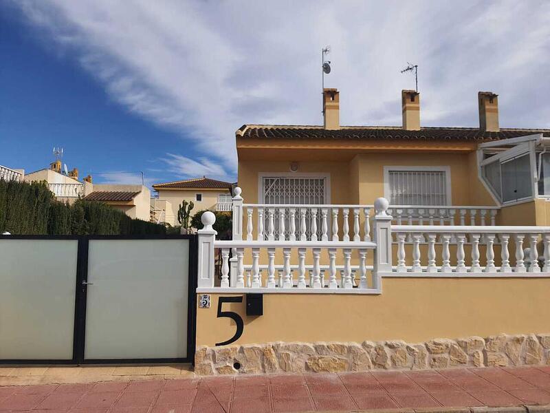 Townhouse for sale in Benijófar, Alicante