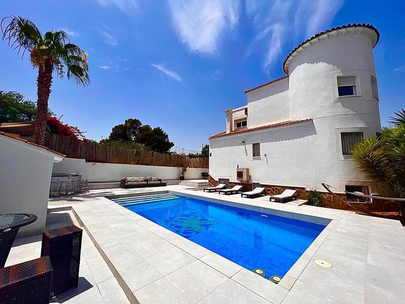 Villa en venta en Vistabella Golf, Alicante