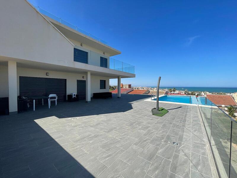 Villa en venta en La Mata, Alicante