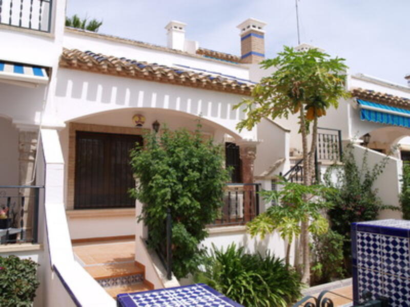 Townhouse for sale in Villamartin, Alicante