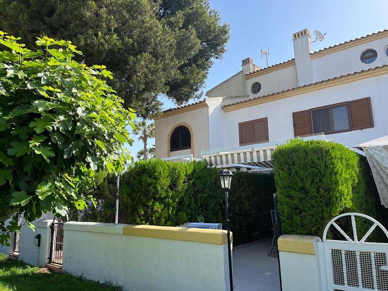 Villa en venta en Torrevieja, Alicante