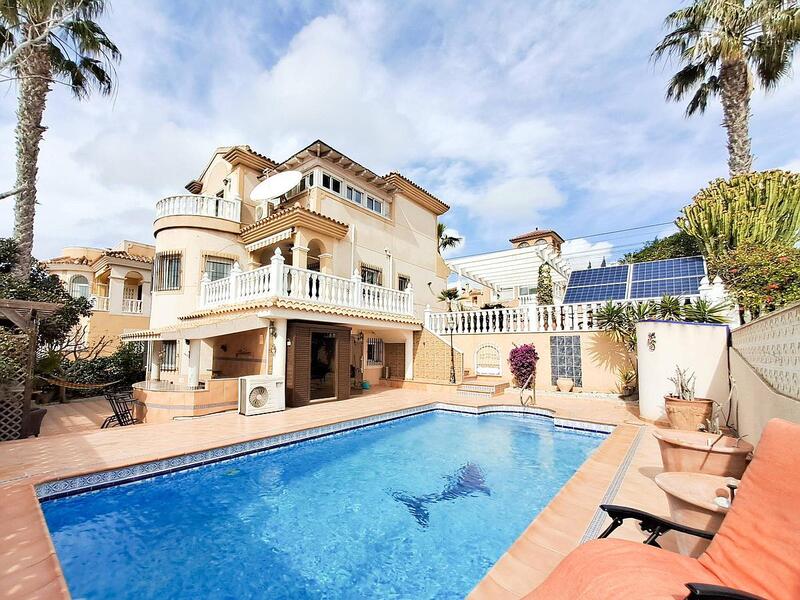 Villa til salgs i Orihuela Costa, Alicante