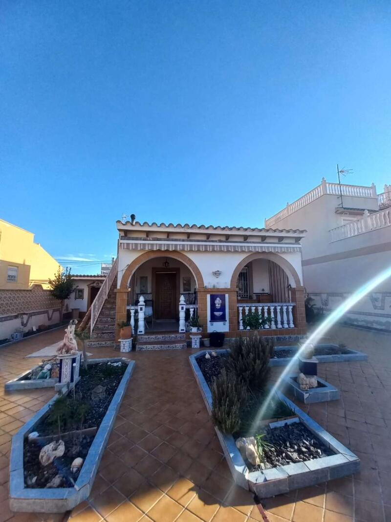 Villa til salg i Torrevieja, Alicante