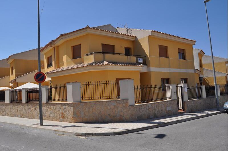 Townhouse for sale in Pinoso, Alicante