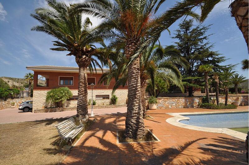 Villa en venta en Elda, Alicante