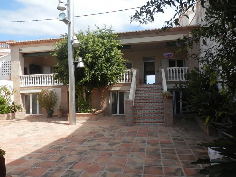 Villa for sale in La Oliva, Cádiz