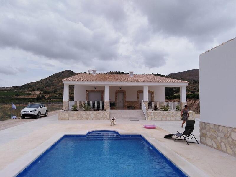 Villa en venta en Novelda, Alicante