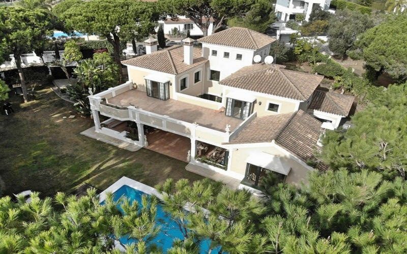 Villa for sale in Hacienda las Chapas, Málaga