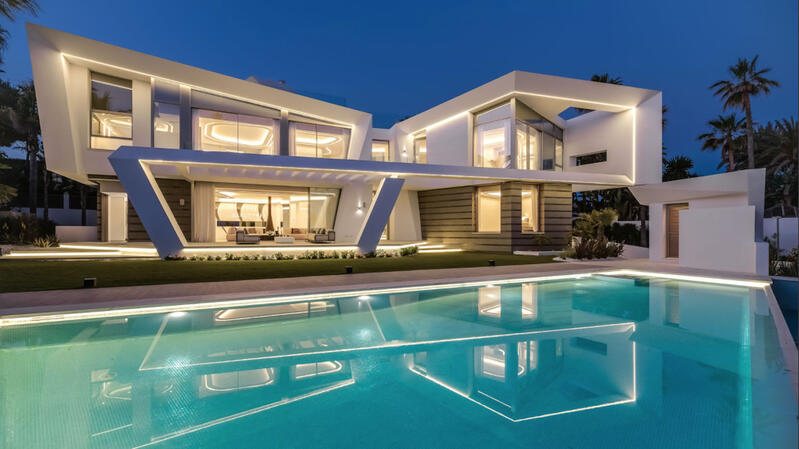 Villa for sale in Los Monteros, Málaga