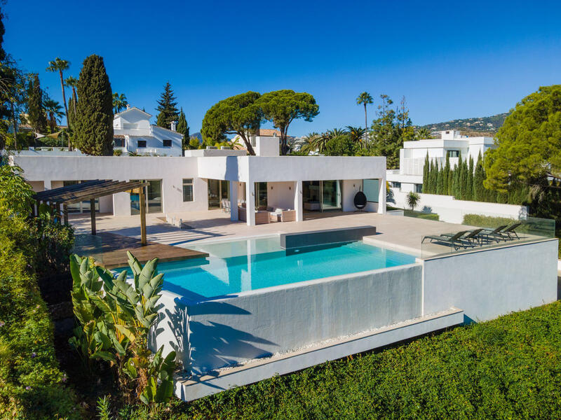 Villa for sale in Nueva Andalucia, Málaga