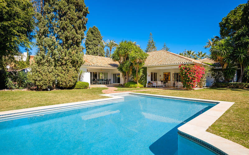 Villa for sale in Guadalmina Baja, Málaga