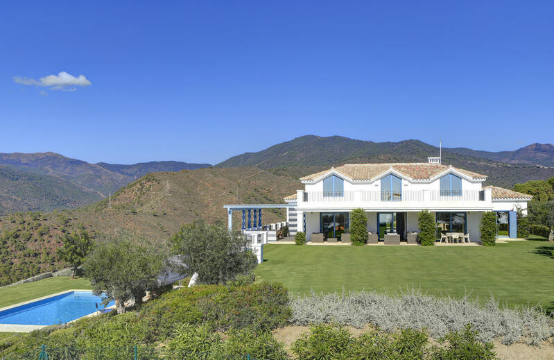 Villa for sale in Benahavis, Málaga