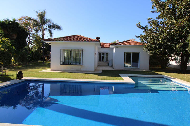 Villa Te koop in Los Monteros, Málaga