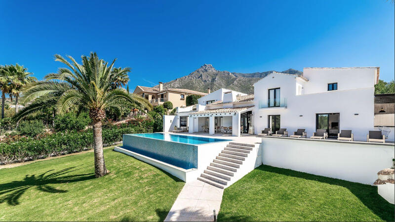 Villa for sale in Sierra Blanca, Málaga