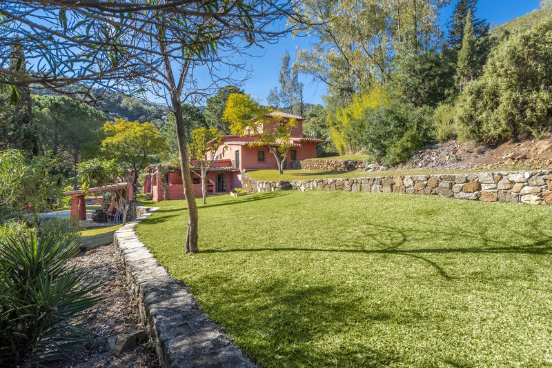 Villa for sale in Benahavis, Málaga