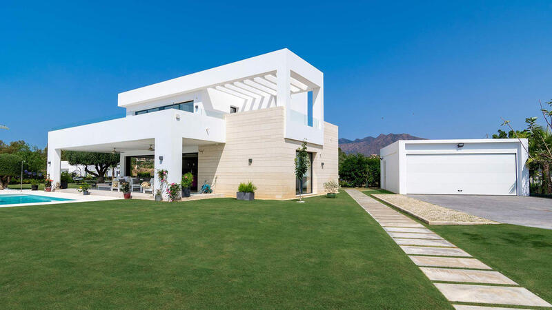 Villa for sale in Esmeralda (La Cala del Moral), Málaga