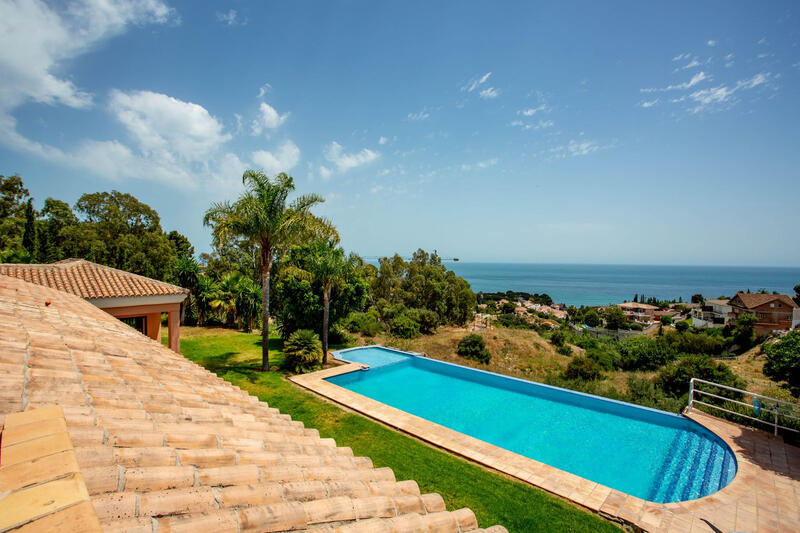 Villa for sale in Benalmadena, Málaga