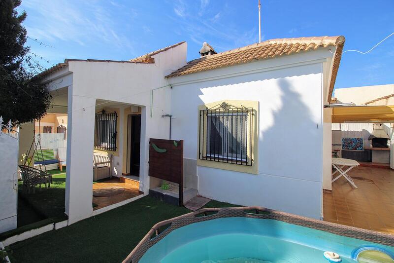 Villa en venta en Torrevieja, Alicante