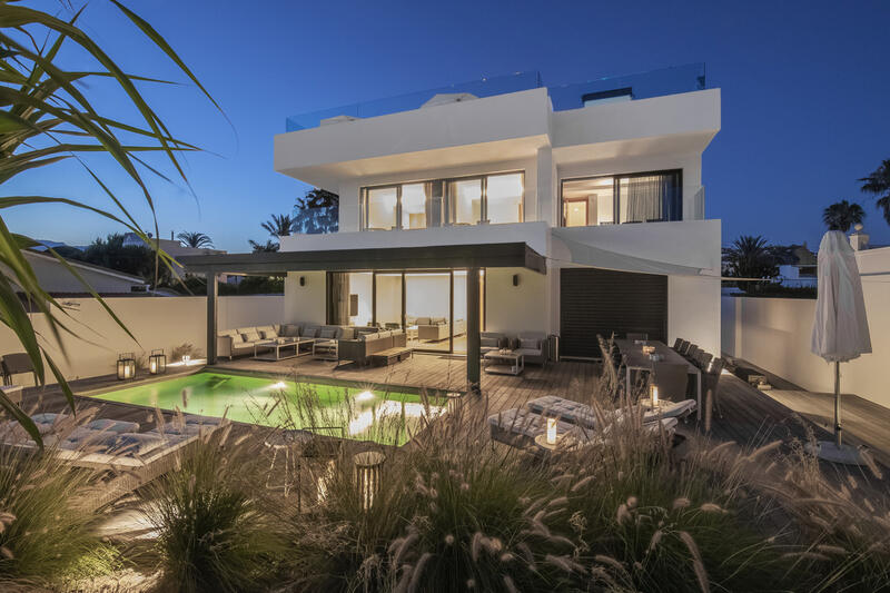 Villa til salg i Los Monteros, Málaga