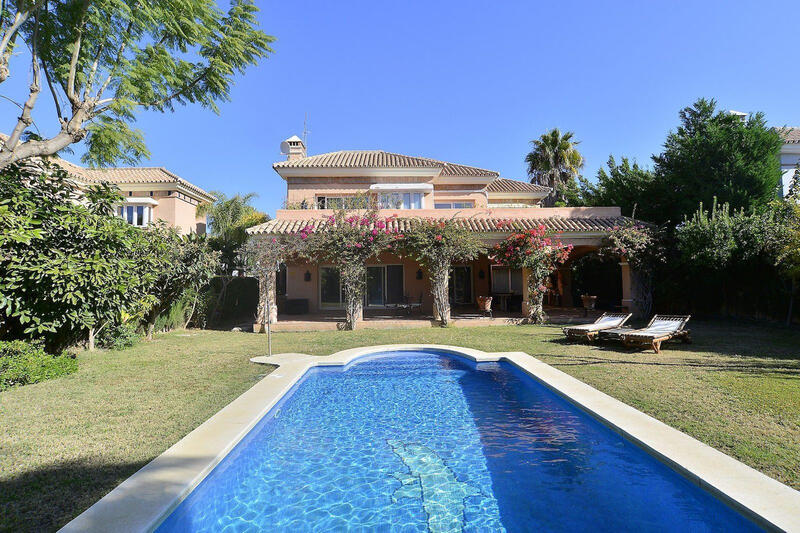 Villa en venta en Nueva Andalucia, Málaga