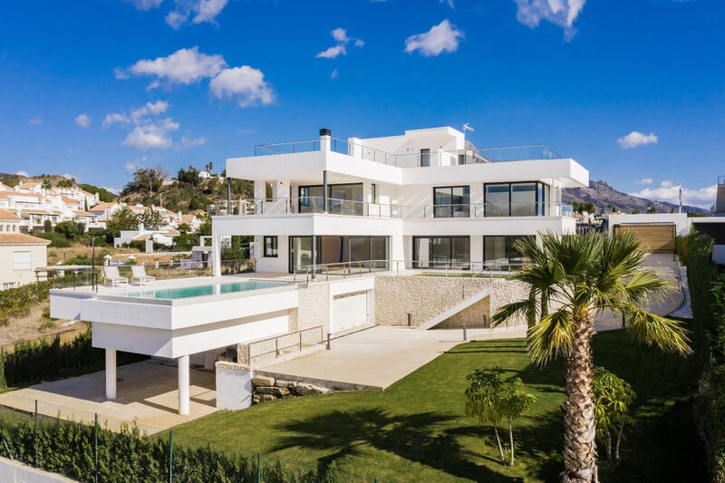 Villa en venta en Nueva Andalucia, Málaga