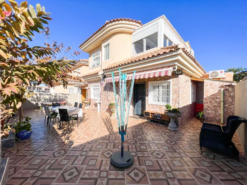 Villa en venta en Punta Prima, Alicante