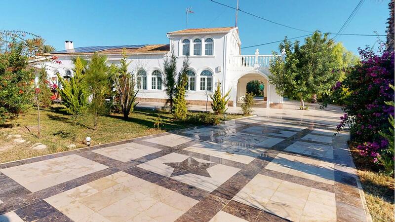 5 bedroom Villa for sale